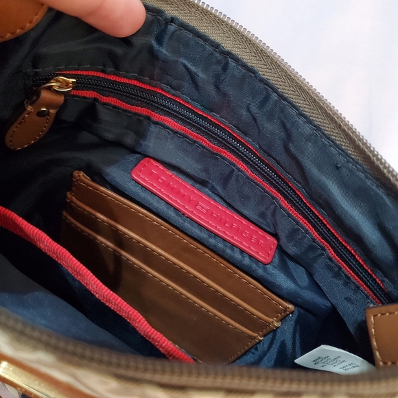 TOMMY HILFIGER monogram tan shoulder/crossbody bag - Picture 3 of 5